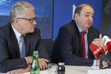 Generaldirektor Erich Haider mit Herrn Luger sitzend an Tisch mit Mikrofonen des ORFs