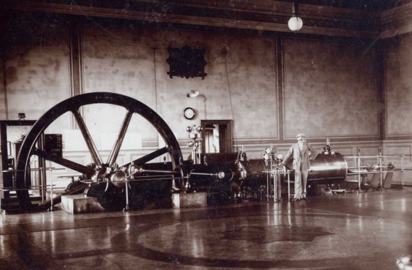 Abbildung des Maschinenraums im Wasserwerk Scharlinz im Jahr 1918