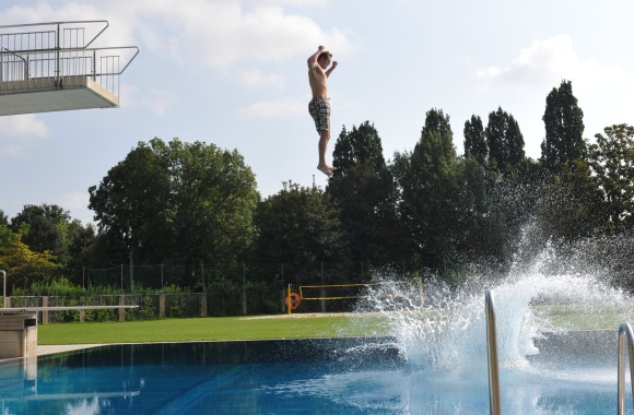 Sprung ins Wasser vom Sprungturm im Parkbad