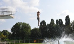 Sprung ins Wasser vom Sprungturm im Parkbad