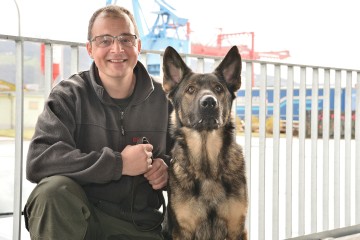 Suchhundeführer mit Schäferhund.