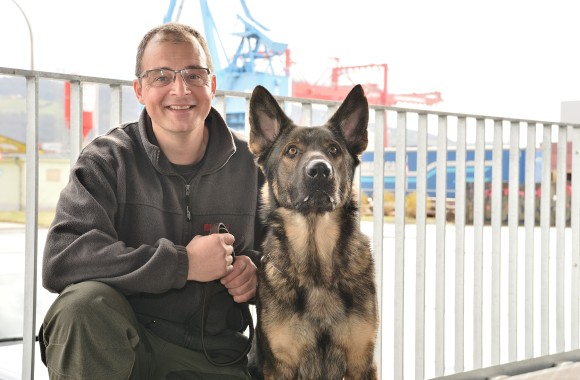 Suchhundeführer mit Schäferhund.