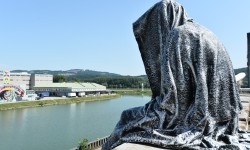 Wächter der Zeit Figur im Linzer Hafen