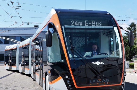 Neuer 24m-Obus in Frontansicht