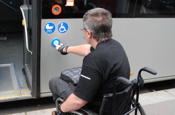 Übung einsteigen in den Bus mit dem Rollstuhl