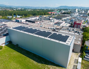 Foto eines Gewerbegeäudes mit PV Anlage am Dach aus der Vogelperspektive