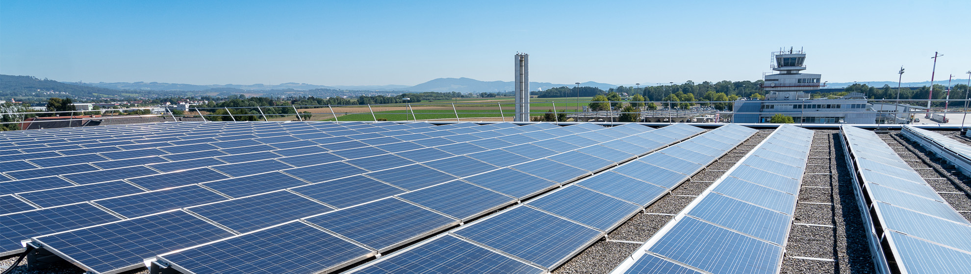 Flachdach mit PV Paneelen