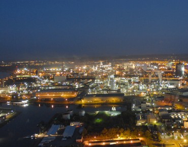 Beleuchtetes Industriegebiet in Linz bei Nacht