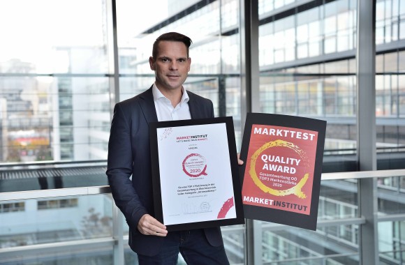 Jürgen Leonfellner hält die Zertifikate von market für den besten Strom- und Gasanbieter in der Hand