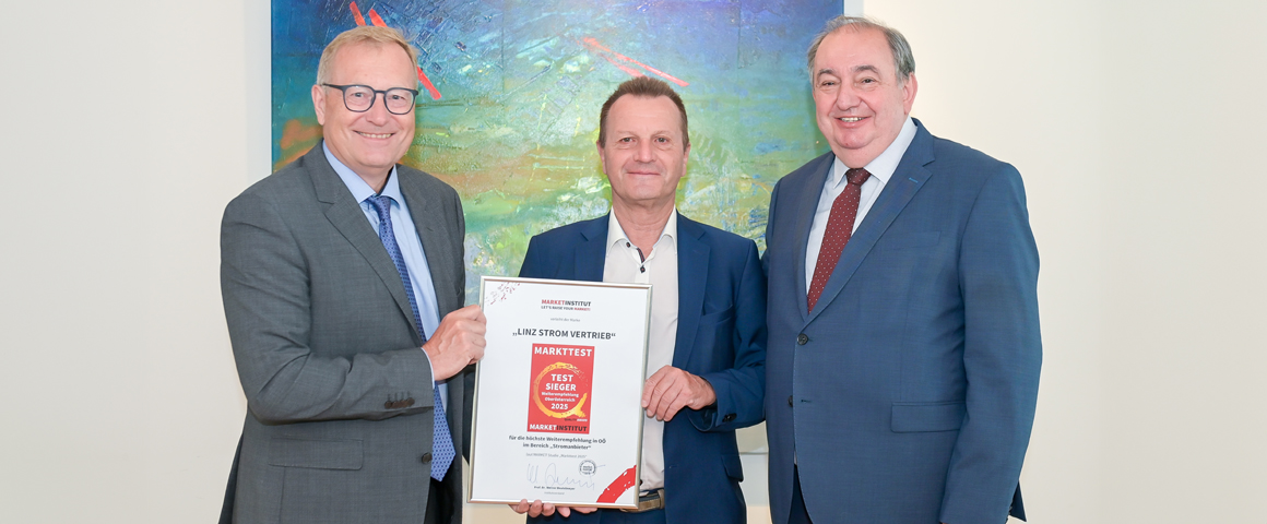 Gruppenfoto mit Werner Beutelmeyer, Institutsvorstand des Linzer Market Instituts, Linz AG-Energievertriebsleiter Peter Steinberger und Generaldirektor Erich Haider. Herr Steinberger und Herr Beutelmeyer halten das Zertifikat für den Market Quality Award in Händen.
