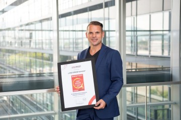 Jürgen Leonfellner hält das Zertifikat von market für den besten Stromanbieter in der Hand