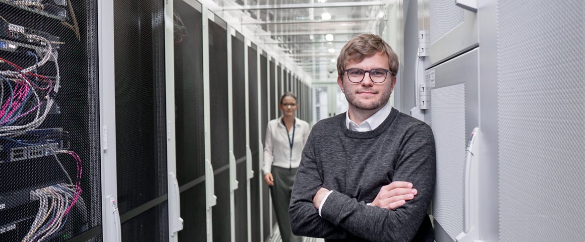 Abbildung eines Mitarbeiters der LINZ AG Telekom im LINZ AG Datacenter