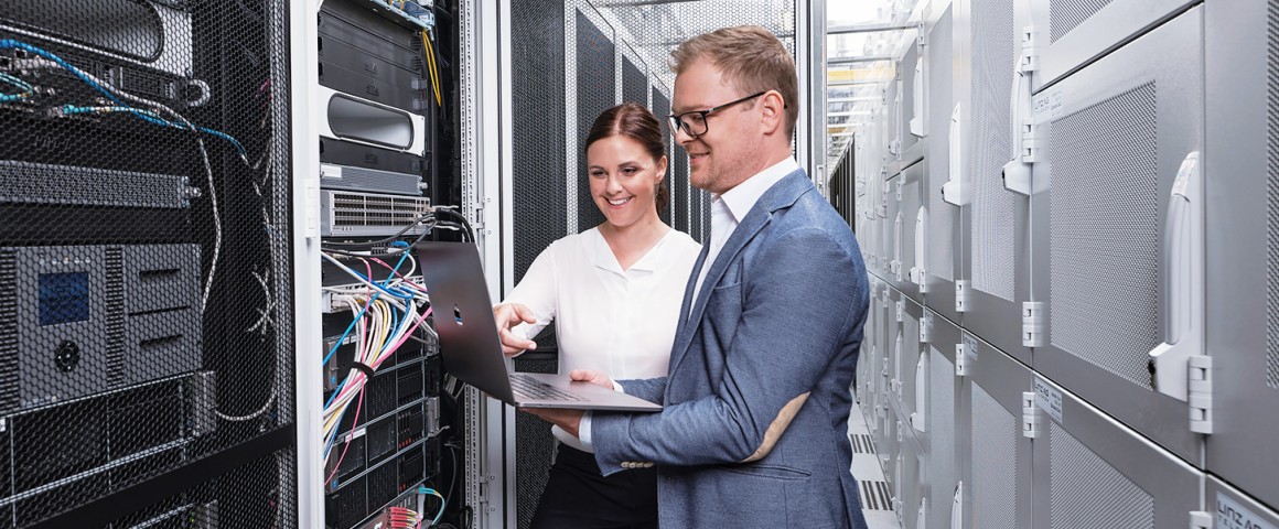 Abbildung eines Mitarbeiters der LINZ AG Telekom im LINZ AG Datacenter