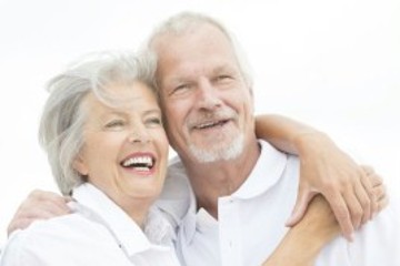 Zwei Senioren lächeln fröhlich