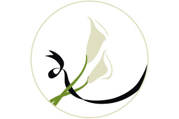 Ein rundes Symbol mit zwei weißen Callas und einer schwarzen Schleife