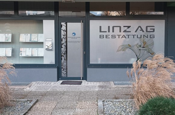 Außenfassade des Aufnahmebüros LINZ AG BESTATTUNG Dornach-Auhof