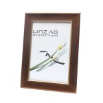 dunkler Kuperfarbener Bilderrahmen, ohne Verschnörkelung, innerer Rand des Rahmens ist Hochglanz-Kupfer.