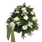grünes Bukett mit weißen Rosen und grüner kurzer Schleife grünes Bukett mit weißen Rosen und grüner kurzer Schleife