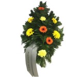 grünes Bukett mit gelben und orangenen Gerbera und weißer Schleife grünes Bukett mit gelben und orangenen Gerbera und weißer Schleife