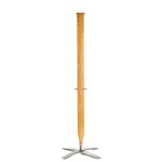 senkrechter eichener Balken welcher auf vierbeinigen silbernen Ständer steht