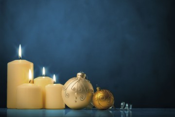 Angezundene Kerzen und Christbaumkugeln