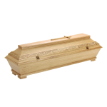 heller Holzsarg mit floralem Muster und einem Holzkreuz am Sargdeckel heller Holzsarg mit floralem Muster und einem Holzkreuz am Sargdeckel