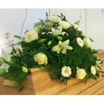 Sarggesteck mit unterschiedlichen weißen Blumen