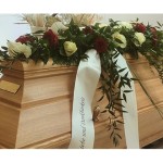 Sarggesteck mit roten und weißen Rosen