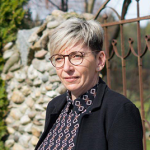 Uhrlich Sonja mit Buch in der Hand