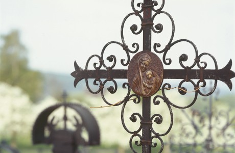 Detailansicht eines Grabkreuzes
