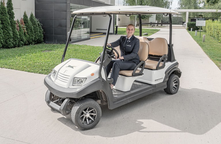 Zwei älteren Damen fahren mit dem Friedhofstaxi