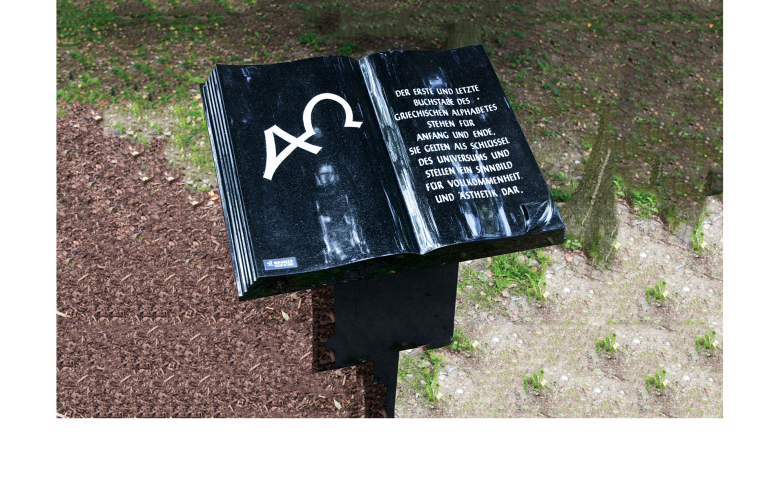 Schwarze Säule mit Alpha und Omega Buchstaben versehen