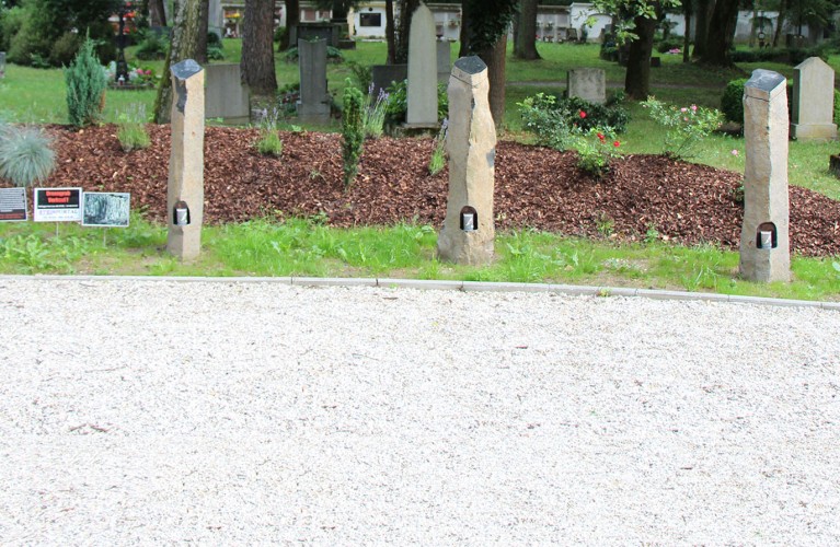 Basaltsäulengräber im Grünen