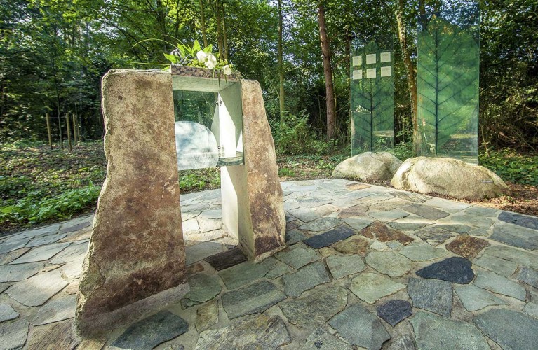 Memorium Garten aus Stein und Glas