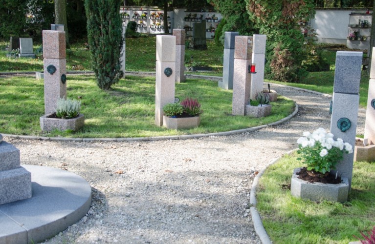 Säulengräber im Friedhof