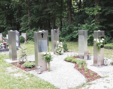 Stelengräber auf Kiselfeld mit Platz für Bepflanzung