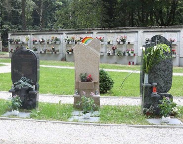 Mit Blumen geschmückte Urnennischen und -gräber am Urnenhain Kleinmünchen.