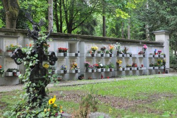 Urnengräberwand mit Platz für Blumen