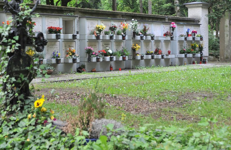 Urnengräberwand mit Platz für Blumen