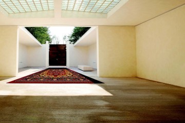 Gebetshof mit großem Teppich in der Mitte des großen Raumes