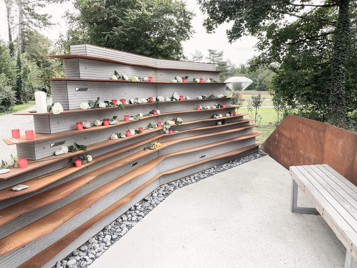 Große Mauer mit dem Schriftzug "Park der Begegnungen Stadtfriedhof Linz St. Martin"