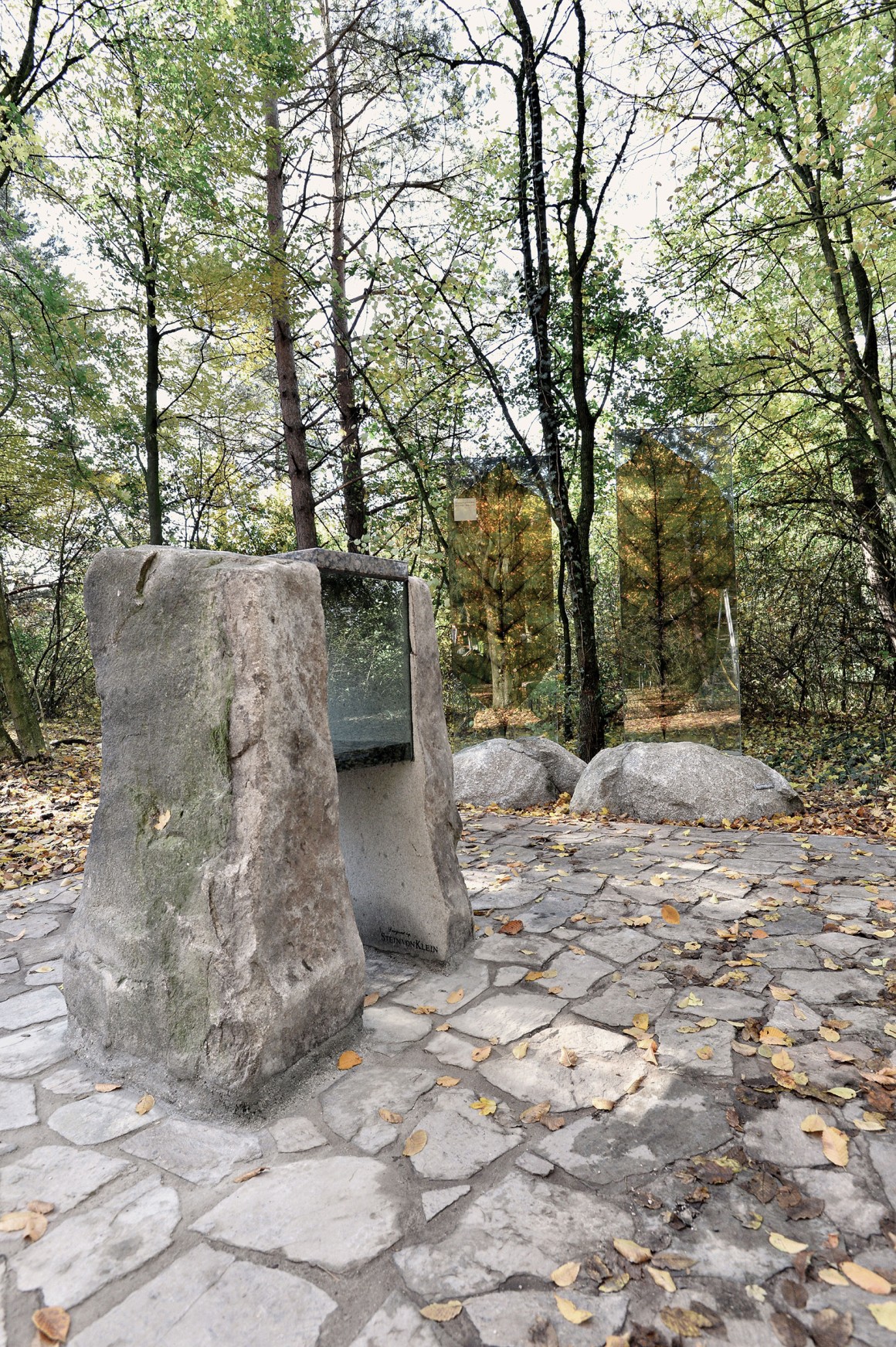 Große Mauer mit dem Schriftzug "Park der Begegnungen Stadtfriedhof Linz St. Martin"