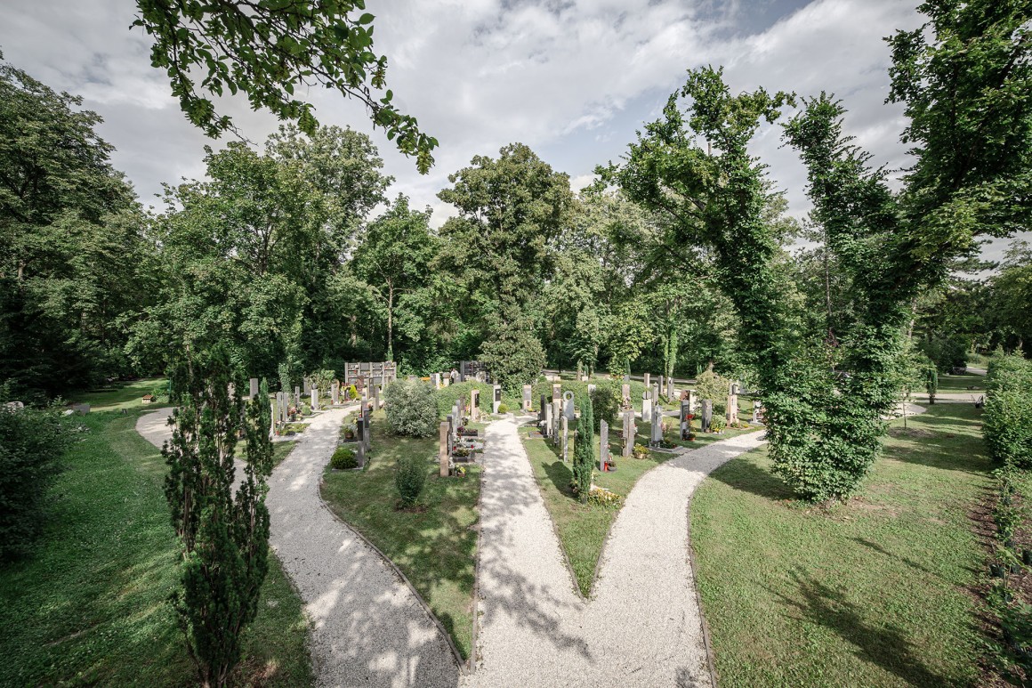 Große Mauer mit dem Schriftzug "Park der Begegnungen Stadtfriedhof Linz St. Martin"