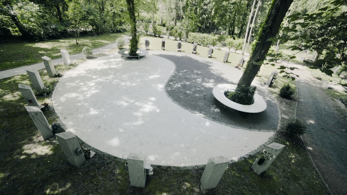 Große Mauer mit dem Schriftzug "Park der Begegnungen Stadtfriedhof Linz St. Martin"