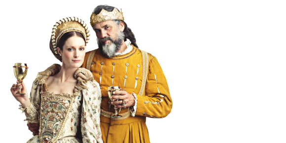 Königin und König stehen nebeneinander und halten Getränke in der Hand.