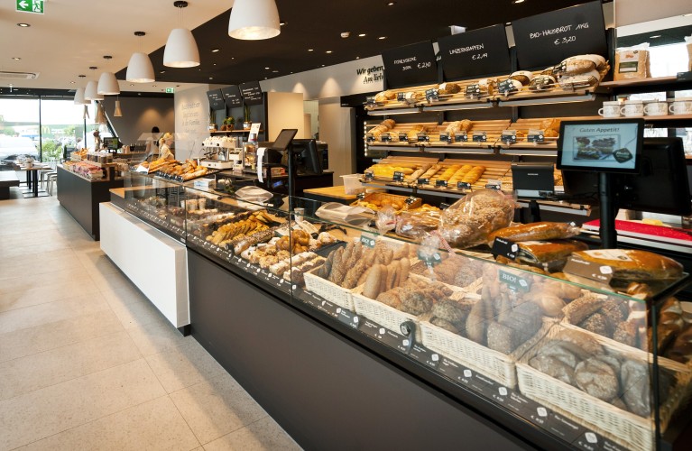 Theke in einer Bäckerei, Tische im Hintergrund