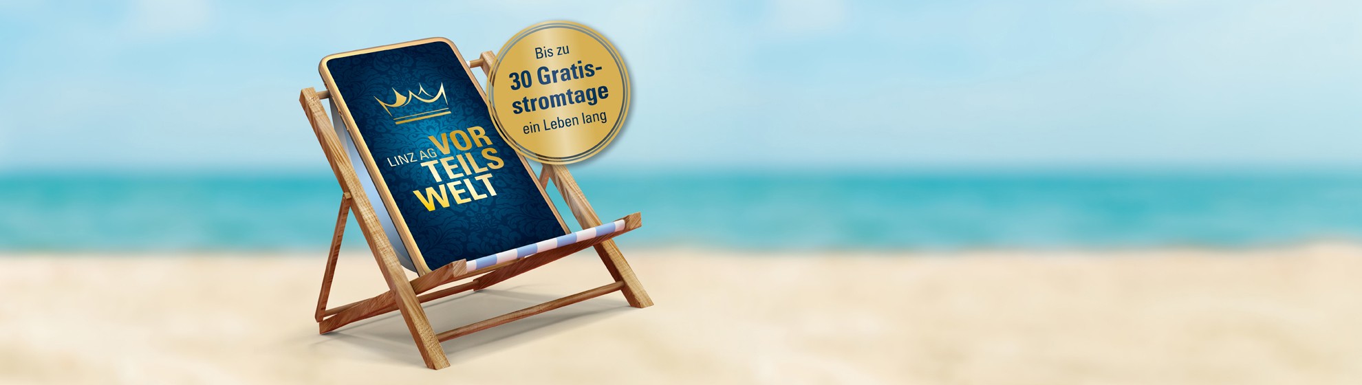Smartphone im Liegestuhl am Strand mit Hinweis: Bis zu 30 Gratisstromtage ein Leben lang