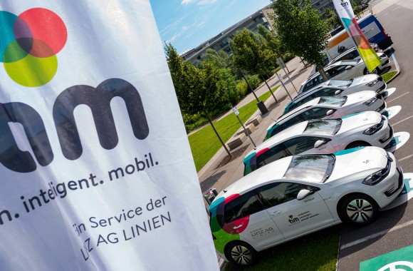 Tim-Autos auf Parkplätzen der Grünen Mitte