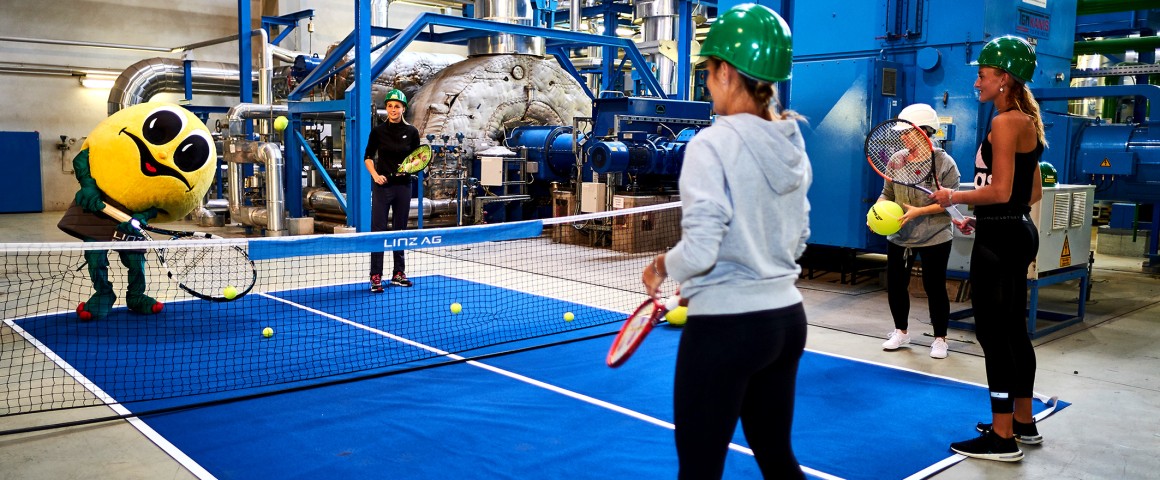 Wättchen spielt Tennis mit zwei Frauen und einem Mann in der Turbinenhalle