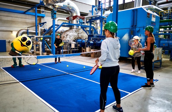 Wättchen spielt Tennis mit zwei Frauen und einem Mann in der Turbinenhalle